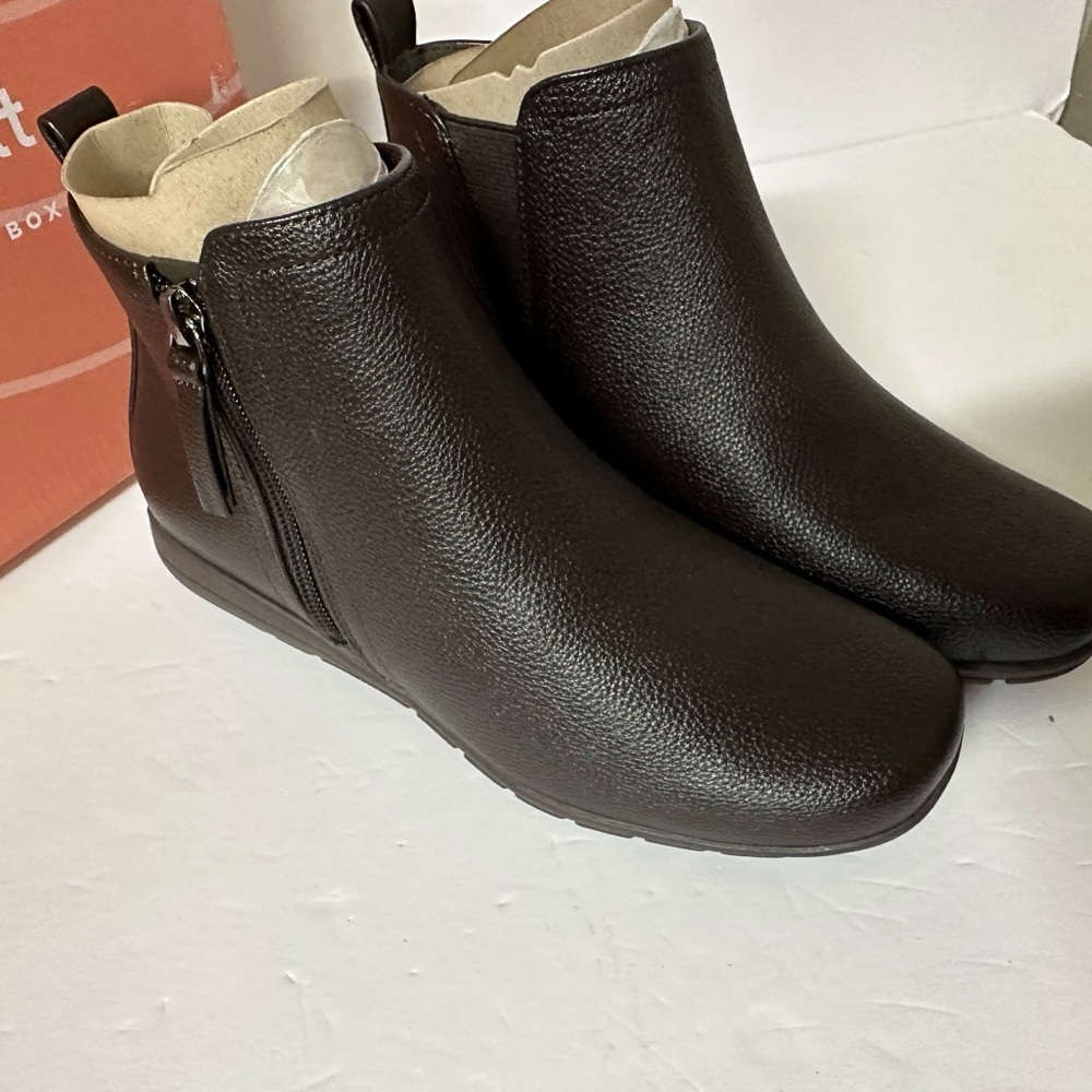 NWT Aleena3 Easy Spirit Dark Brown Ankle Booties Size 6 - Picture 2 of 5